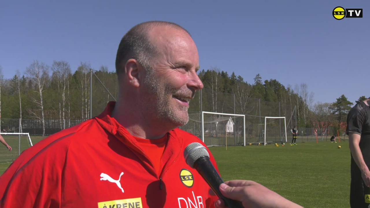 LSK trener på grønt naturgress (1).mp4